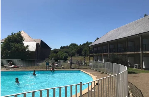 Equemauville Apartment | Elegant studio with balcony 5 min from Honfleur parking and swimming pool