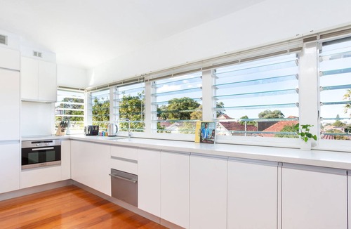 Petersham Apartment | Elegant Studio with Sunny Kitchen 25 min from CBD