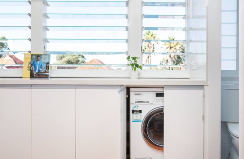 Petersham Apartment | Elegant Studio with Sunny Kitchen 25 min from CBD