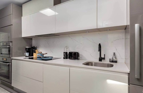 Leslieville Hotel | Elegant Suite w Patio, BBQ Grill!