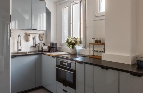 L'Europe Apartment | Elegant Sunlit Flat with Balcony near Parc Monceau - B94