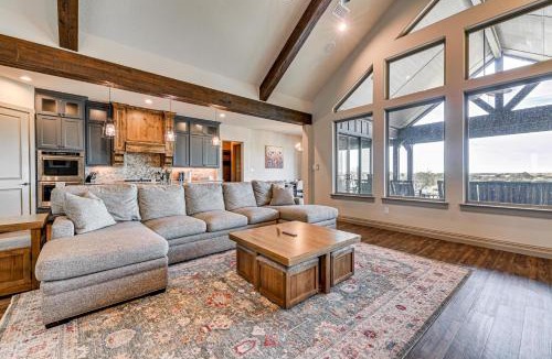 Rosston House | Elegant 'Sunset Meadow Ranch' in Texas w/Hot Tub