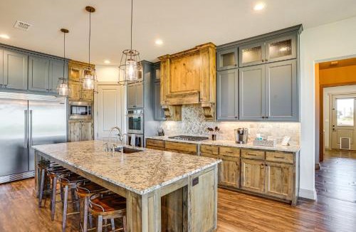 Rosston House | Elegant 'Sunset Meadow Ranch' in Texas w/Hot Tub