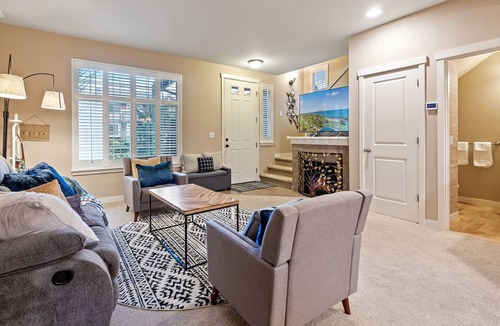 Mill Creek House | Elegant Town Center Home/2.5BR2.5Bath/Big Backyard