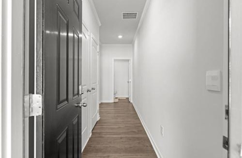 Buford House | Elegant Townhouse Retreat Near Mall Of Georgia