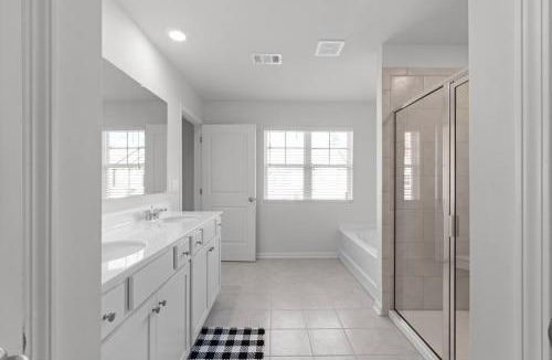 Buford House | Elegant Townhouse Retreat Near Mall Of Georgia
