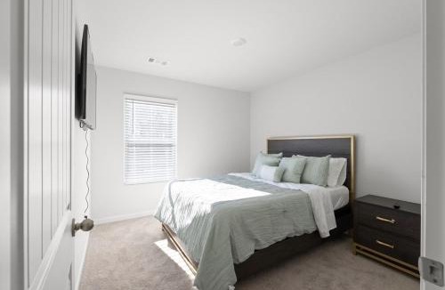 Buford House | Elegant Townhouse Retreat Near Mall Of Georgia