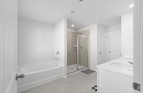 Buford House | Elegant Townhouse Retreat Near Mall Of Georgia