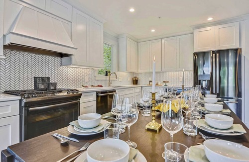 Jamaica Plain Apartment | Elegant Treetop Retreat | near T
