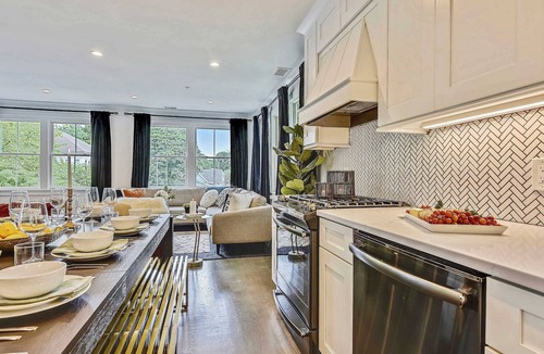 Jamaica Plain Apartment | Elegant Treetop Retreat | near T