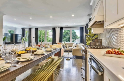 Jamaica Plain Apartment | Elegant Treetop Retreat | near T