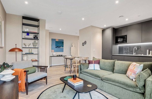Bromley North Apartment | Elegant two-bedroom flat with a spacious balcony