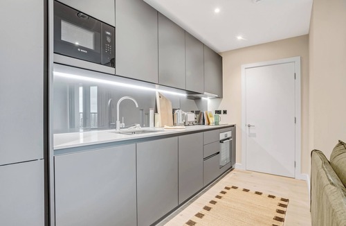 Bromley North Apartment | Elegant two-bedroom flat with a spacious balcony