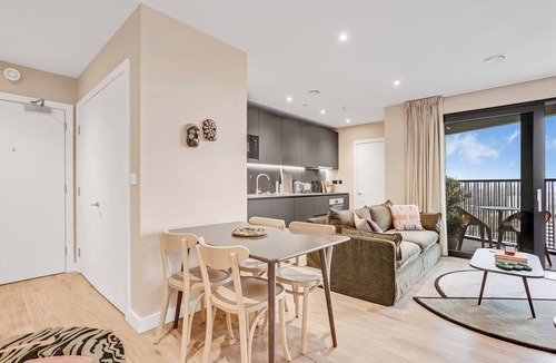 Bromley North Apartment | Elegant two-bedroom flat with a spacious balcony