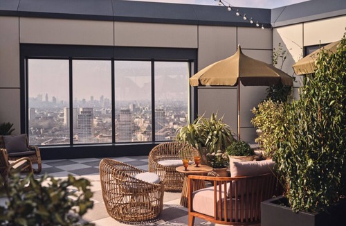 Bromley North Apartment | Elegant two-bedroom flat with a spacious balcony