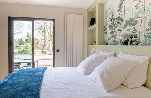 Medan Villa | Elegant villa on the banks of the Seine