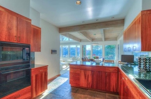 Eastsound House | Elegant Water View, Walk to Moran State Park, Kayak, Trails, Rosario Resort, Minutes to Town