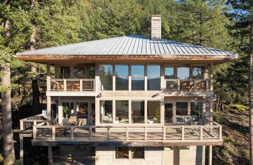 Eastsound House | Elegant Water View, Walk to Moran State Park, Kayak, Trails, Rosario Resort, Minutes to Town