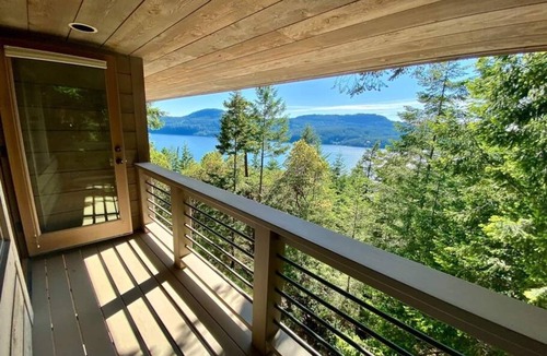 Eastsound House | Elegant Water View, Walk to Moran State Park, Kayak, Trails, Rosario Resort, Minutes to Town
