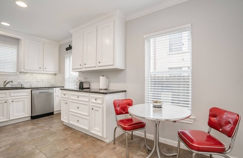 South Central Houston House | Elegantly Renovated Historic Colonial Home Texas Medical Center/Museum District