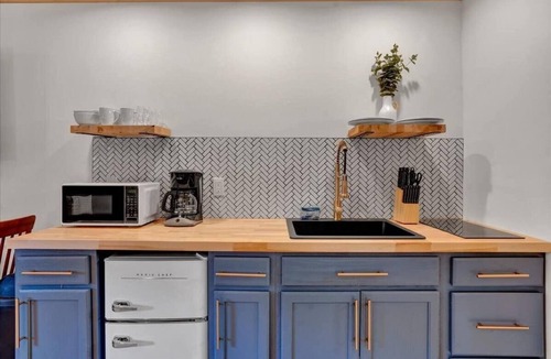 Canadensis Hotel | Elements Modern Charmer| Firepits | Pet-Friendly