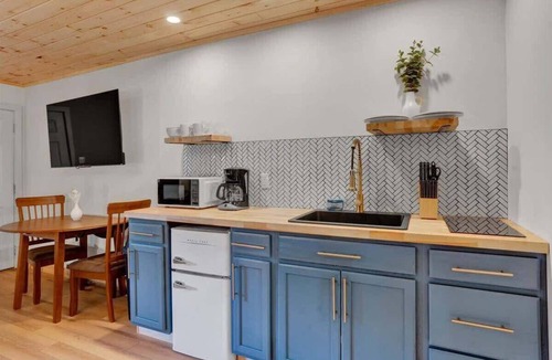 Canadensis Hotel | Elements Modern Charmer| Firepits | Pet-Friendly