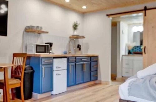 Canadensis Hotel | Elements Modern Charmer| Firepits | Pet-Friendly