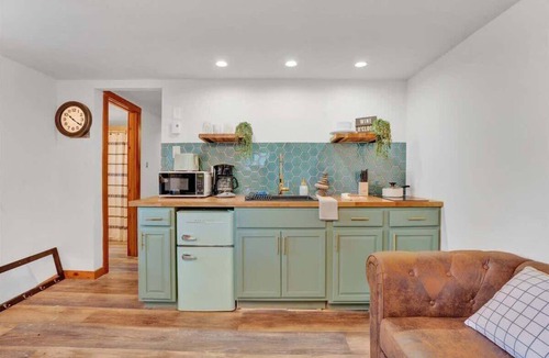 Canadensis Cabin | Elements Pocono Cabin | Firepit -Desk & Pickleball