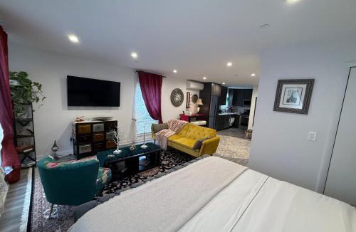 Astoria Heights Apartment | Eleni’s Charming Studio