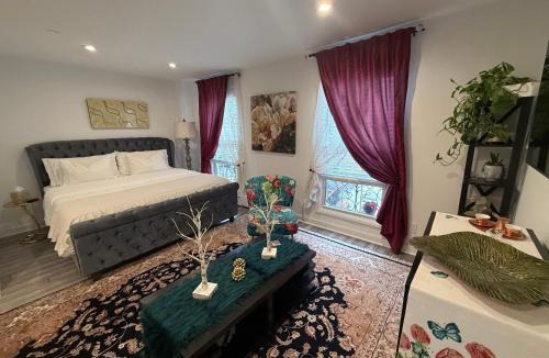 Astoria Heights Apartment | Eleni’s Charming Studio