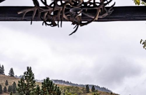 Riggins Hot Springs Hotel | Elesel Lodge