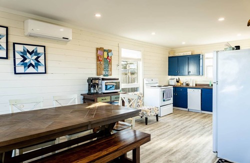 Darnley House | Eleuthera North Cottage – Peaceful Water Views & Walk to Iconic Thunder Cove