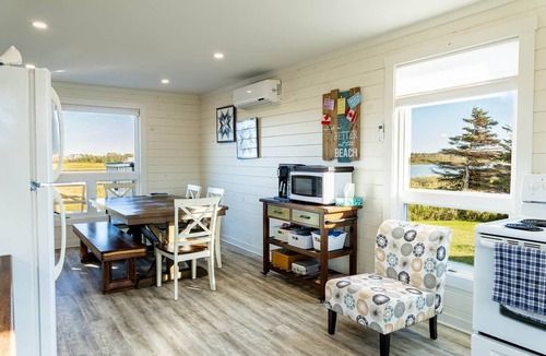 Darnley House | Eleuthera North Cottage – Peaceful Water Views & Walk to Iconic Thunder Cove