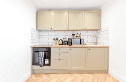 Rye Apartment | Elevate your Stay: Chic 1-Bed Flat with Kitchen