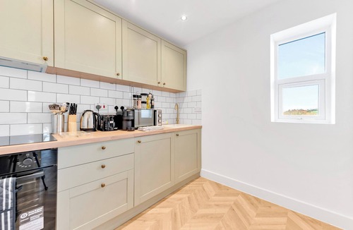 Rye Apartment | Elevate your Stay: Chic 1-Bed Flat with Kitchen