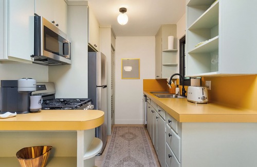 Mill Valley Apartment | Elevated Flat - Walk to Town - Casper King - Deck