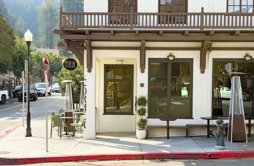 Mill Valley Apartment | Elevated Flat - Walk to Town - Casper King - Deck
