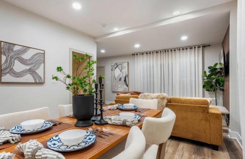 Oak Park House | Elevated Gem - Sleeps 12 - 20 mins to Downtown Chicago