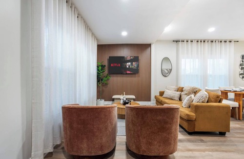 Oak Park House | Elevated Gem - Sleeps 12 - 20 mins to Downtown Chicago