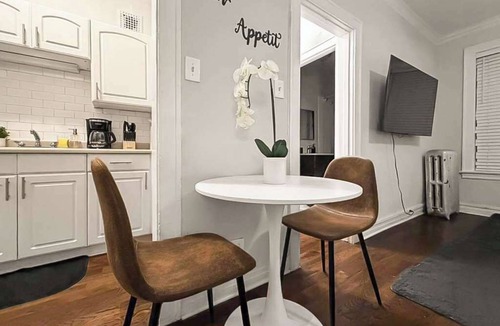 Hyde Park Apartment | Elevated Hyde Park Studio Unit on Dorchester Ave
