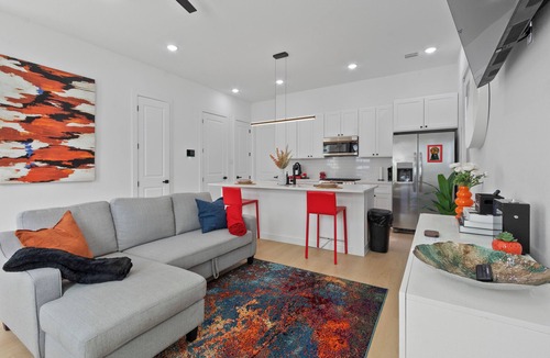 Southeast Houston House | Elevated Luxury 3BR Mins to NRG Med Center Downtown GRB