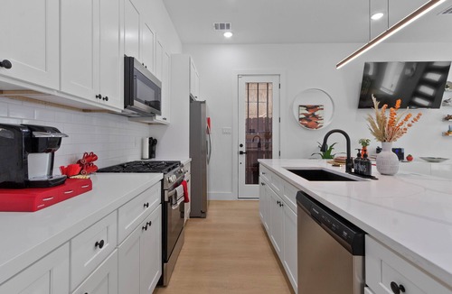 Southeast Houston House | Elevated Luxury 3BR Mins to NRG Med Center Downtown GRB