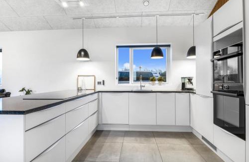 Trans House | Elevated Luxury House With A View Sj991