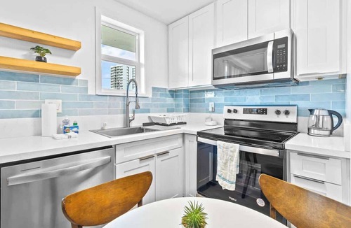 McCully - Moiliili Apartment | Elevated & Modern Honolulu Haven, Renovated w/AC