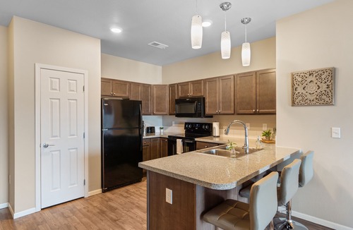 West Des Moines Apartment | Elevated Spacious Comfortable 2 King Amenities