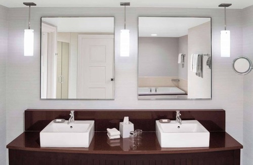 North Rosslyn Hotel | Elevated Stay | Riverfront Dining. Fitness Gym.
