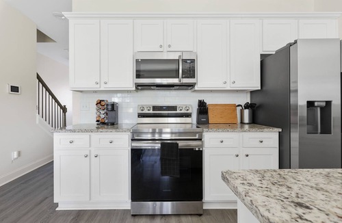 Huntcliff House | Elgin Enclave- Sleeps 6 - 12 min from Fort Jackson - EV Charger & Pet Friendly!