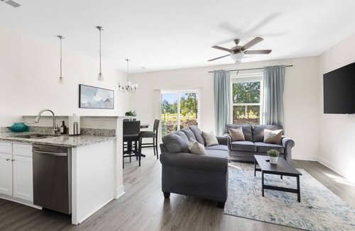 Huntcliff House | Elgin Enclave- Sleeps 6 - 12 min from Fort Jackson - EV Charger & Pet Friendly!