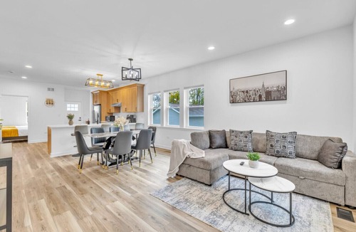 Elgin House | Elgin Escape –Near Train, Parks & Restaurants