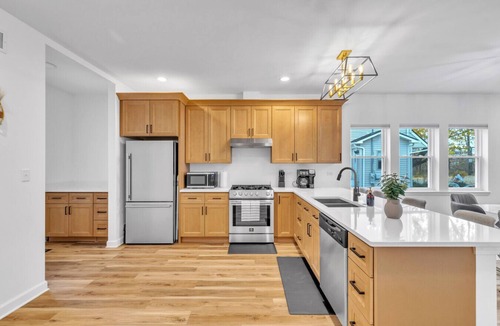 Elgin House | Elgin Escape –Near Train, Parks & Restaurants